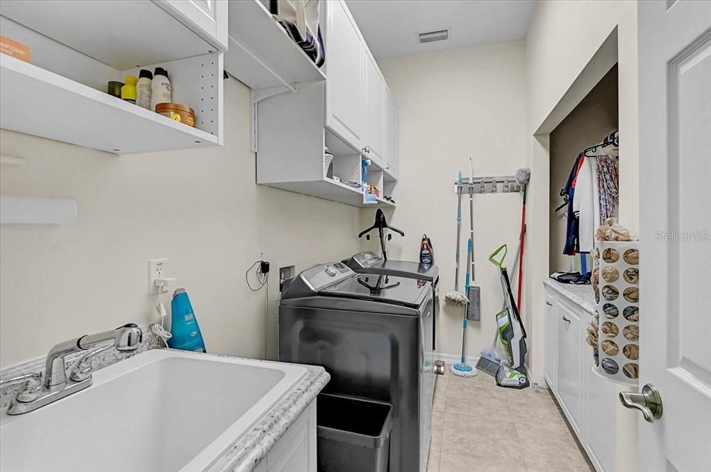 En Venta: $899,999 (3 camas, 3 baños, 2784 Pies cuadrados)
