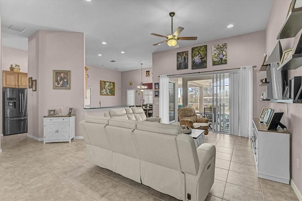 En Venta: $899,999 (3 camas, 3 baños, 2784 Pies cuadrados)