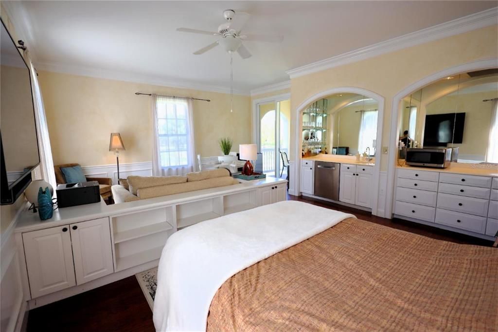 For Sale: $275,000 (1 beds, 1 baths, 623 Square Feet)