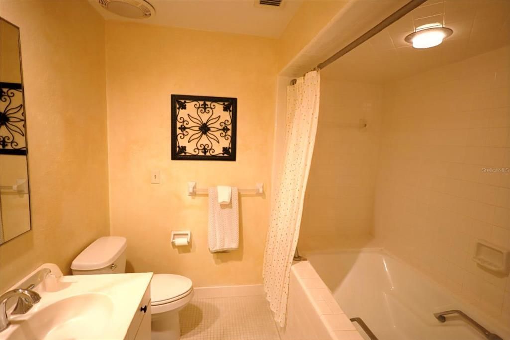 For Sale: $275,000 (1 beds, 1 baths, 623 Square Feet)