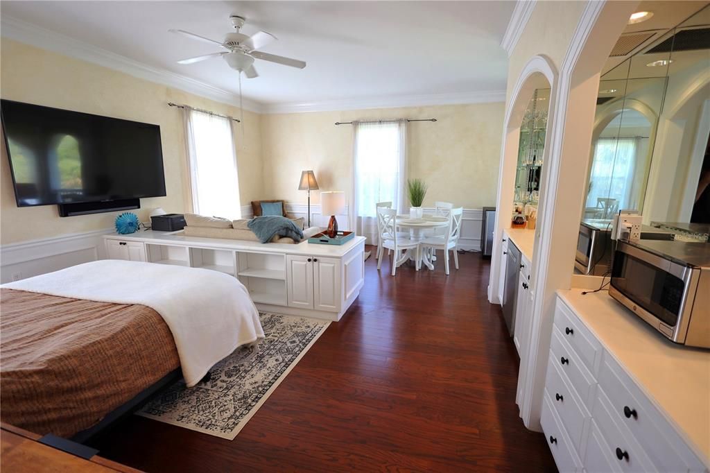 For Sale: $275,000 (1 beds, 1 baths, 623 Square Feet)