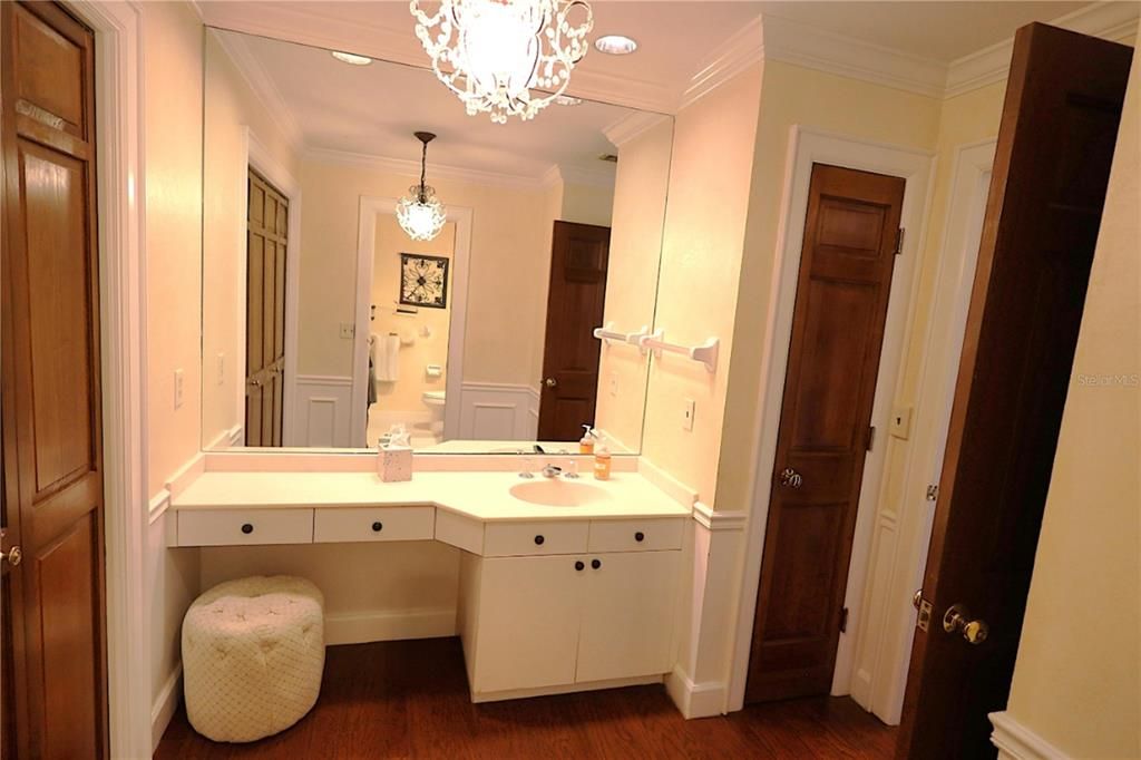 For Sale: $275,000 (1 beds, 1 baths, 623 Square Feet)