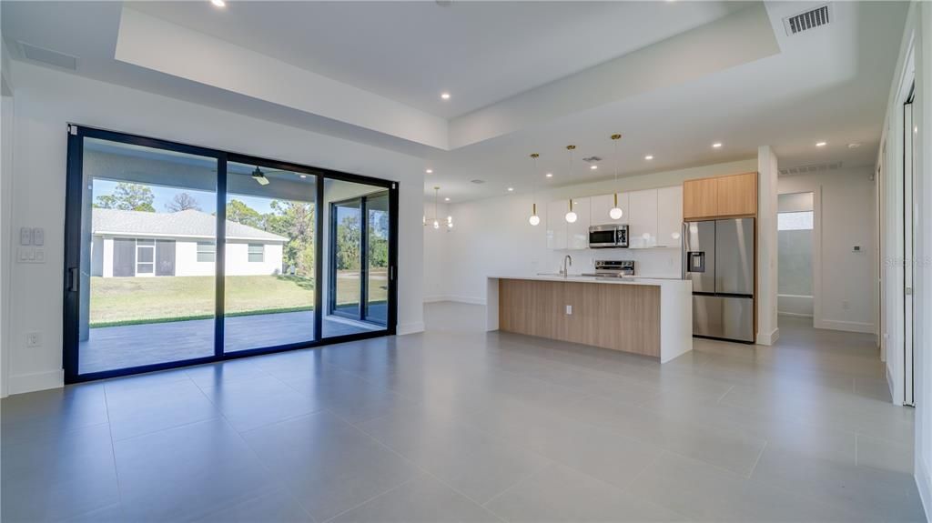Activo con contrato: $369,900 (3 camas, 3 baños, 1894 Pies cuadrados)