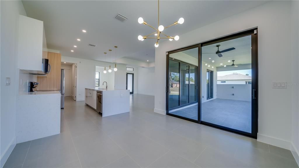 Activo con contrato: $369,900 (3 camas, 3 baños, 1894 Pies cuadrados)