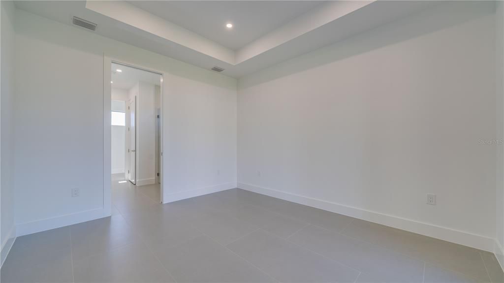 Activo con contrato: $369,900 (3 camas, 3 baños, 1894 Pies cuadrados)