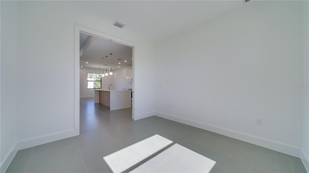 Activo con contrato: $369,900 (3 camas, 3 baños, 1894 Pies cuadrados)