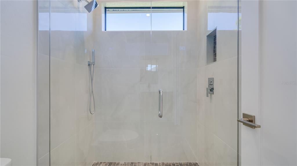 Activo con contrato: $369,900 (3 camas, 3 baños, 1894 Pies cuadrados)