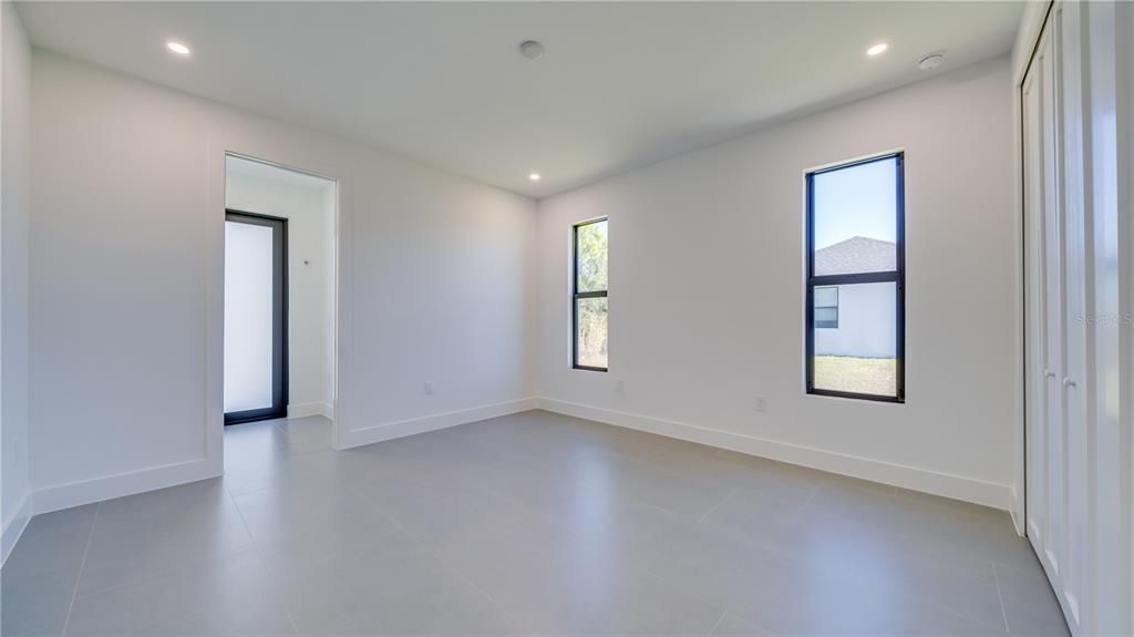 Activo con contrato: $369,900 (3 camas, 3 baños, 1894 Pies cuadrados)