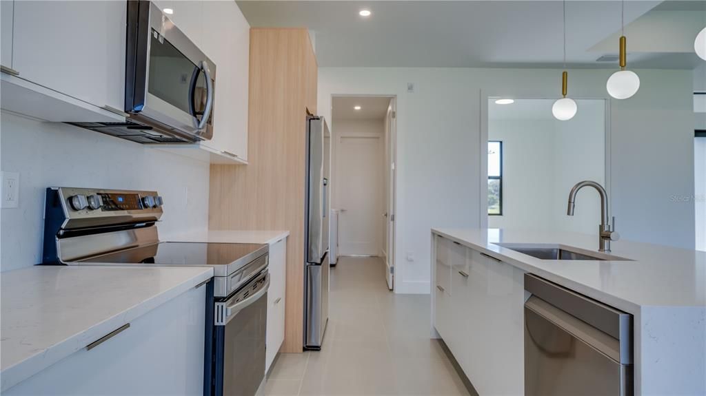 Activo con contrato: $369,900 (3 camas, 3 baños, 1894 Pies cuadrados)