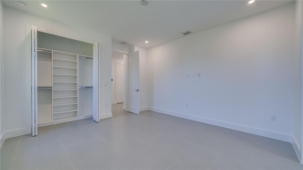 Activo con contrato: $369,900 (3 camas, 3 baños, 1894 Pies cuadrados)