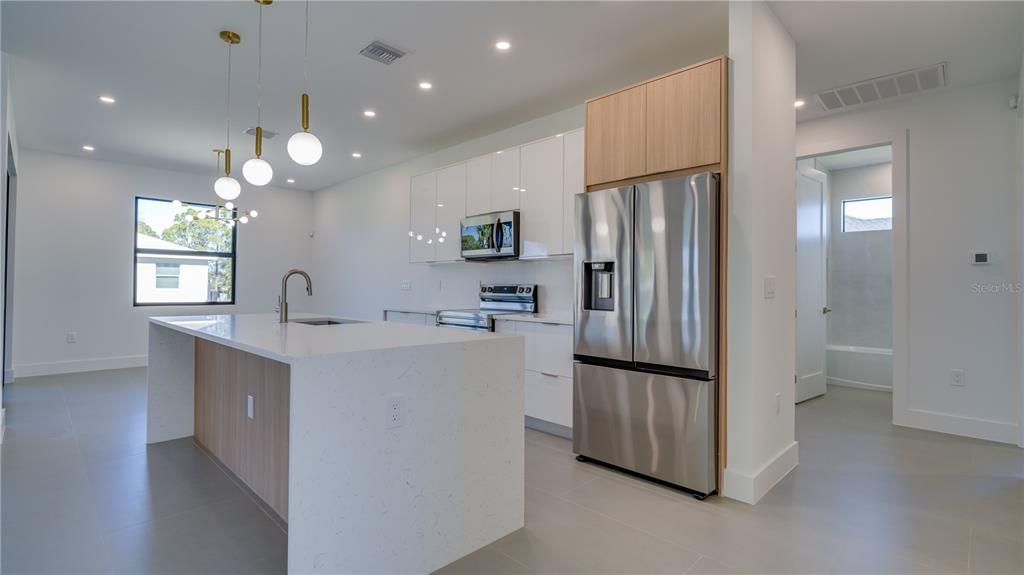 Activo con contrato: $369,900 (3 camas, 3 baños, 1894 Pies cuadrados)