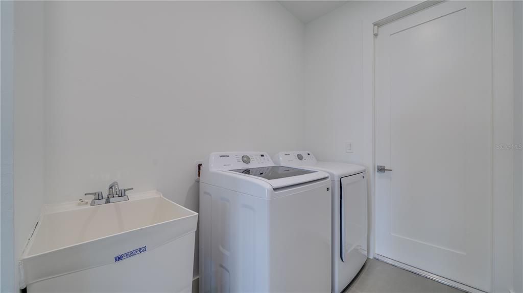 Activo con contrato: $369,900 (3 camas, 3 baños, 1894 Pies cuadrados)