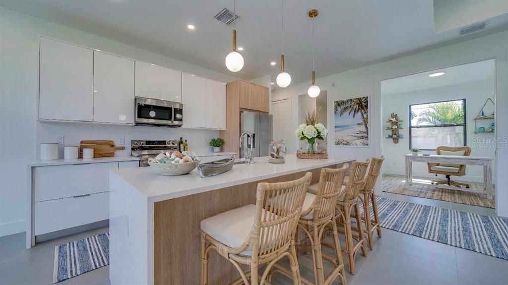 Activo con contrato: $369,900 (3 camas, 3 baños, 1894 Pies cuadrados)
