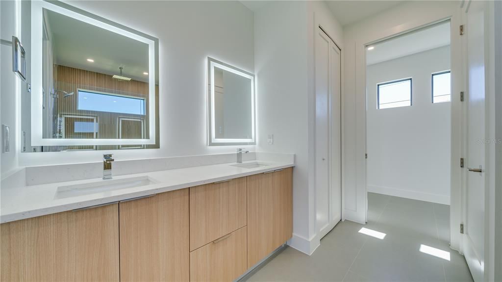 Activo con contrato: $369,900 (3 camas, 3 baños, 1894 Pies cuadrados)