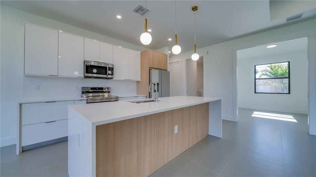 Activo con contrato: $369,900 (3 camas, 3 baños, 1894 Pies cuadrados)