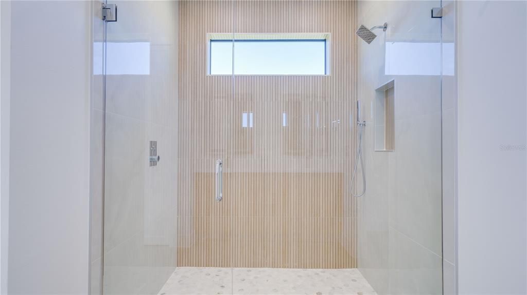 Activo con contrato: $369,900 (3 camas, 3 baños, 1894 Pies cuadrados)