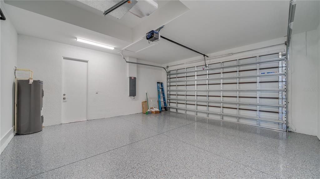 Activo con contrato: $369,900 (3 camas, 3 baños, 1894 Pies cuadrados)