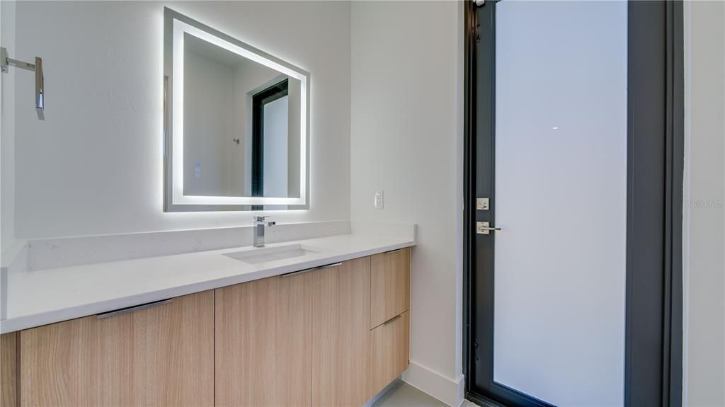 Activo con contrato: $369,900 (3 camas, 3 baños, 1894 Pies cuadrados)
