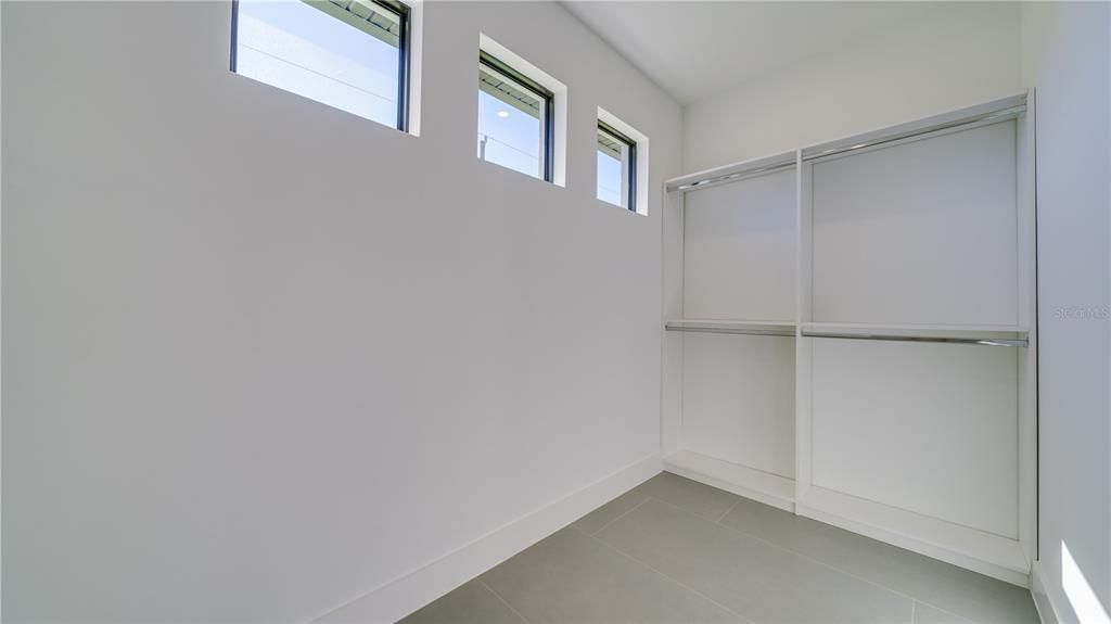 Activo con contrato: $369,900 (3 camas, 3 baños, 1894 Pies cuadrados)