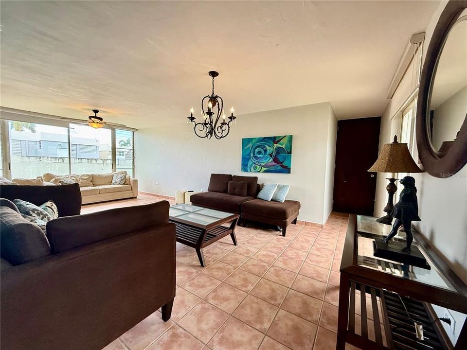 En Venta: $415,000 (4 camas, 2 baños, 1650 Pies cuadrados)