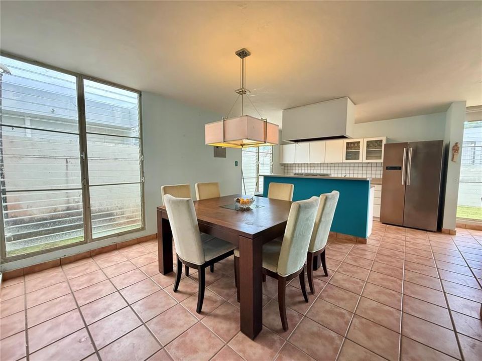 En Venta: $415,000 (4 camas, 2 baños, 1650 Pies cuadrados)