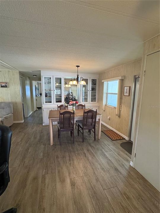 For Sale: $139,900 (2 beds, 2 baths, 984 Square Feet)