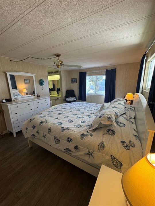 For Sale: $139,900 (2 beds, 2 baths, 984 Square Feet)