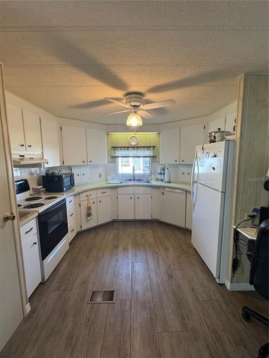 For Sale: $139,900 (2 beds, 2 baths, 984 Square Feet)