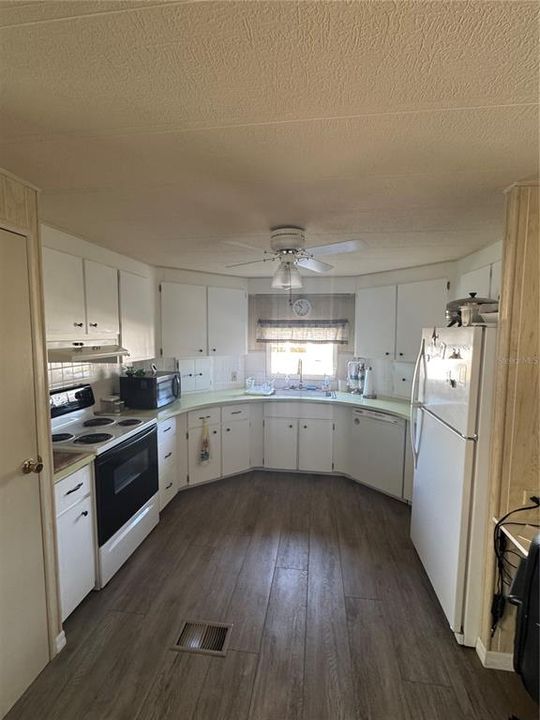 For Sale: $139,900 (2 beds, 2 baths, 984 Square Feet)
