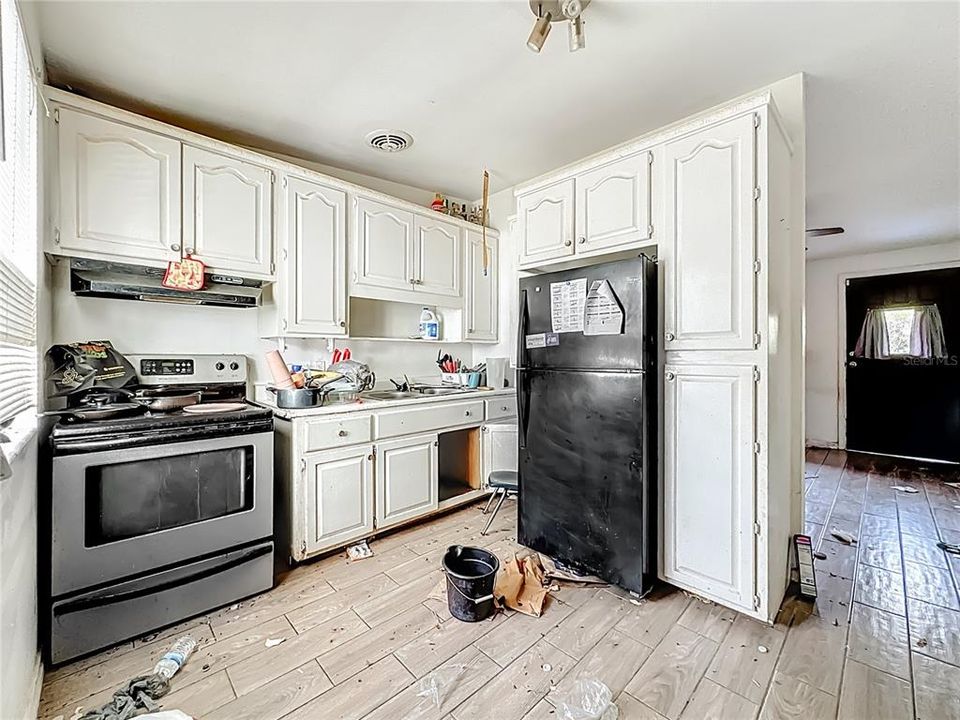 Active With Contract: $133,385 (4 beds, 2 baths, 1680 Square Feet)