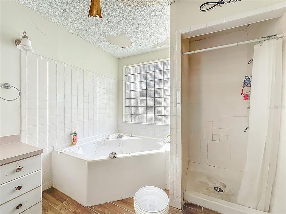 Active With Contract: $133,385 (4 beds, 2 baths, 1680 Square Feet)
