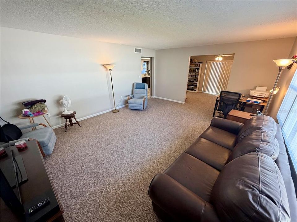 For Sale: $145,000 (2 beds, 2 baths, 1176 Square Feet)