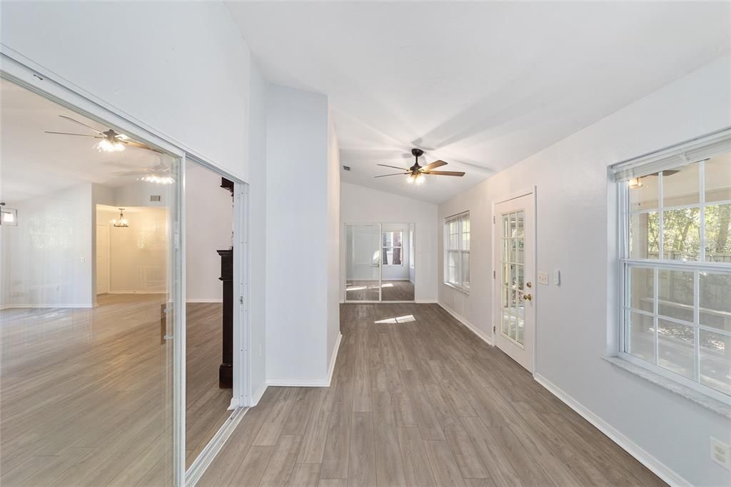 Под контрактом: $370,000 (4 спален, 2 ванн, 1808 Квадратных фут)