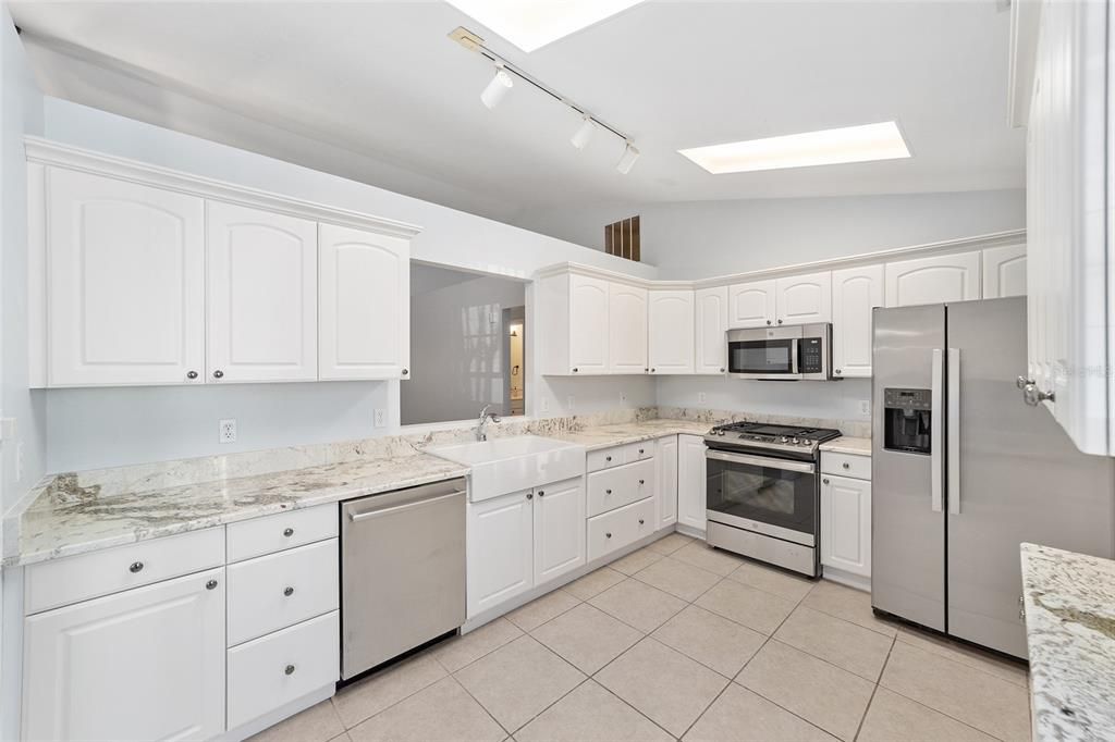 Под контрактом: $370,000 (4 спален, 2 ванн, 1808 Квадратных фут)