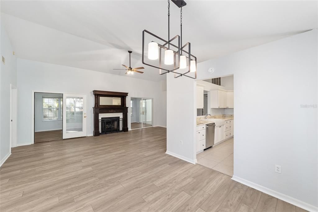 Под контрактом: $370,000 (4 спален, 2 ванн, 1808 Квадратных фут)