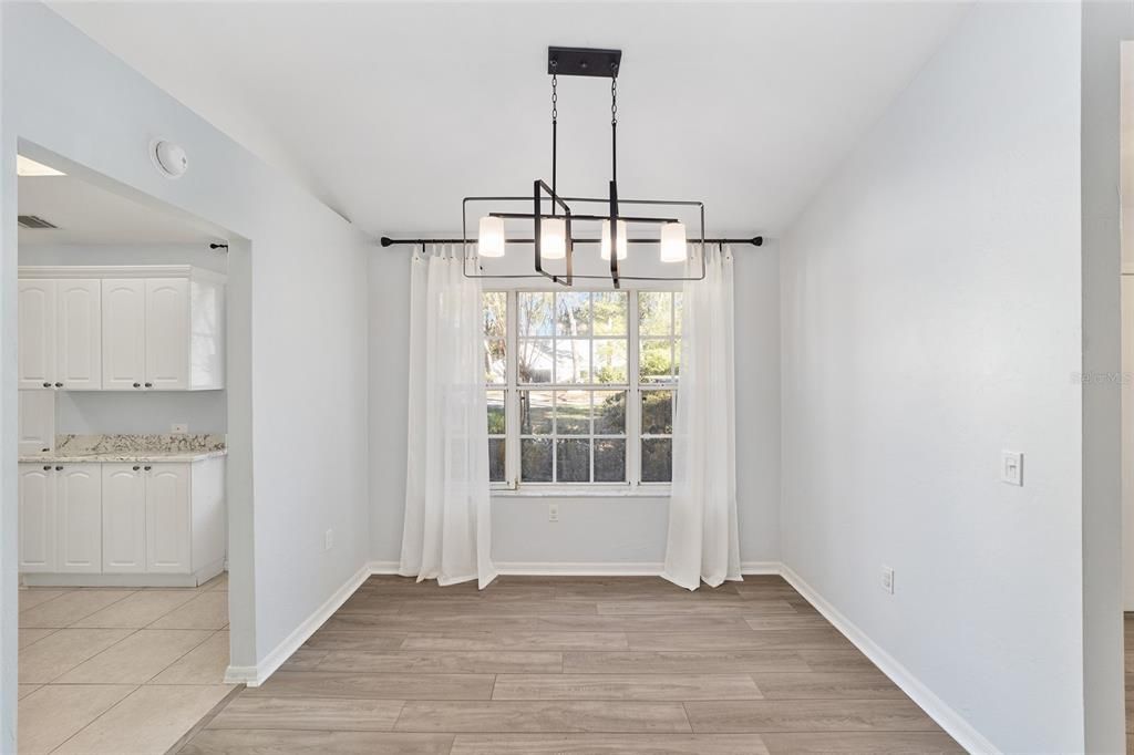 Под контрактом: $370,000 (4 спален, 2 ванн, 1808 Квадратных фут)