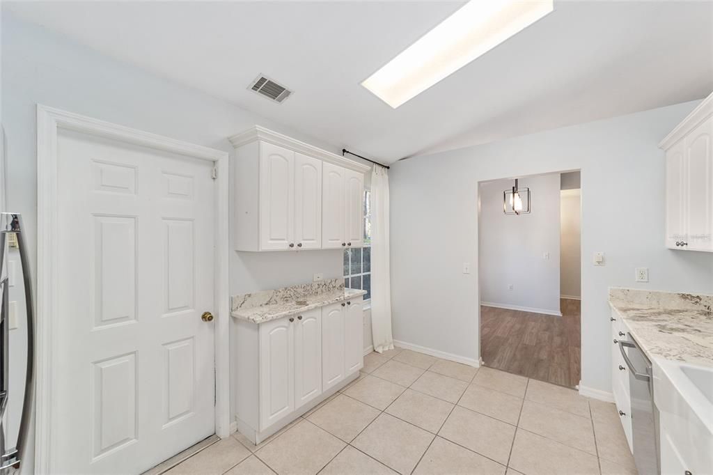 Под контрактом: $370,000 (4 спален, 2 ванн, 1808 Квадратных фут)