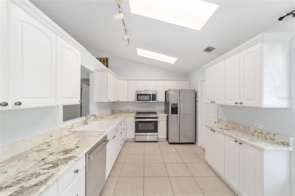 Под контрактом: $370,000 (4 спален, 2 ванн, 1808 Квадратных фут)