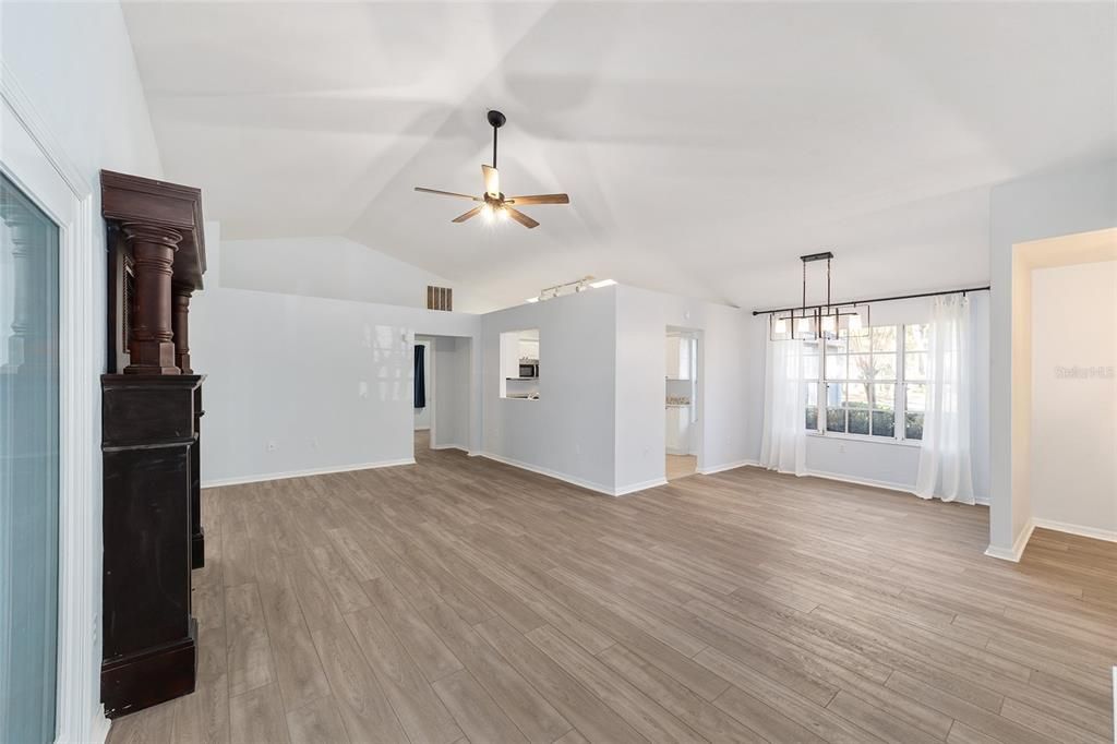 Под контрактом: $370,000 (4 спален, 2 ванн, 1808 Квадратных фут)