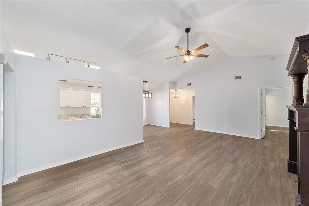 Под контрактом: $370,000 (4 спален, 2 ванн, 1808 Квадратных фут)