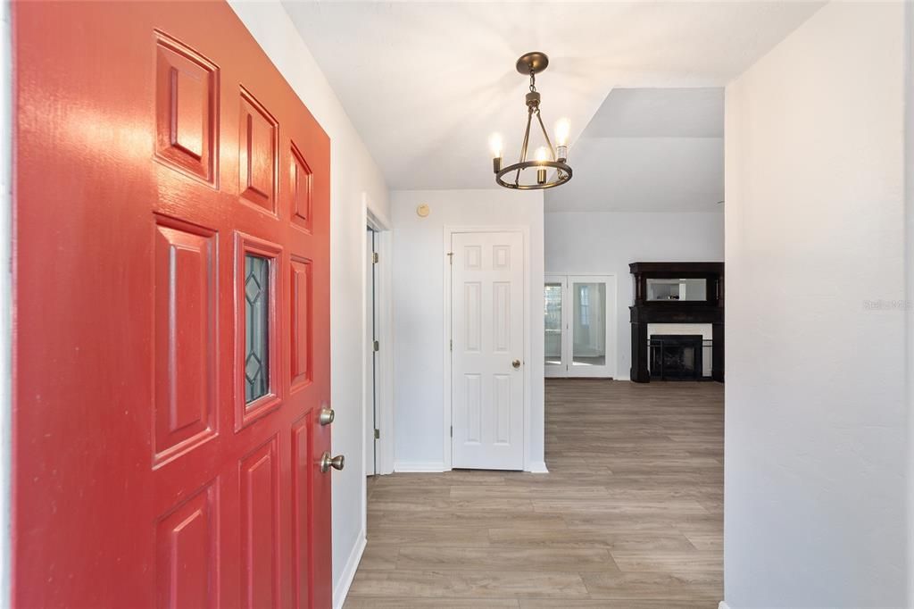 Под контрактом: $370,000 (4 спален, 2 ванн, 1808 Квадратных фут)