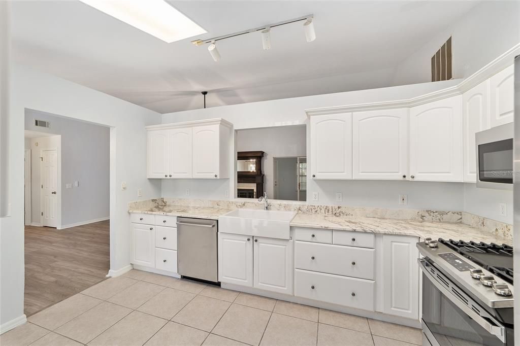 Под контрактом: $370,000 (4 спален, 2 ванн, 1808 Квадратных фут)