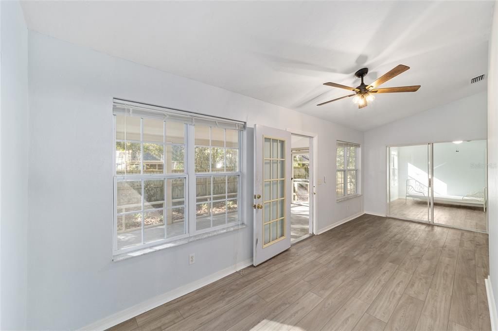 Под контрактом: $370,000 (4 спален, 2 ванн, 1808 Квадратных фут)