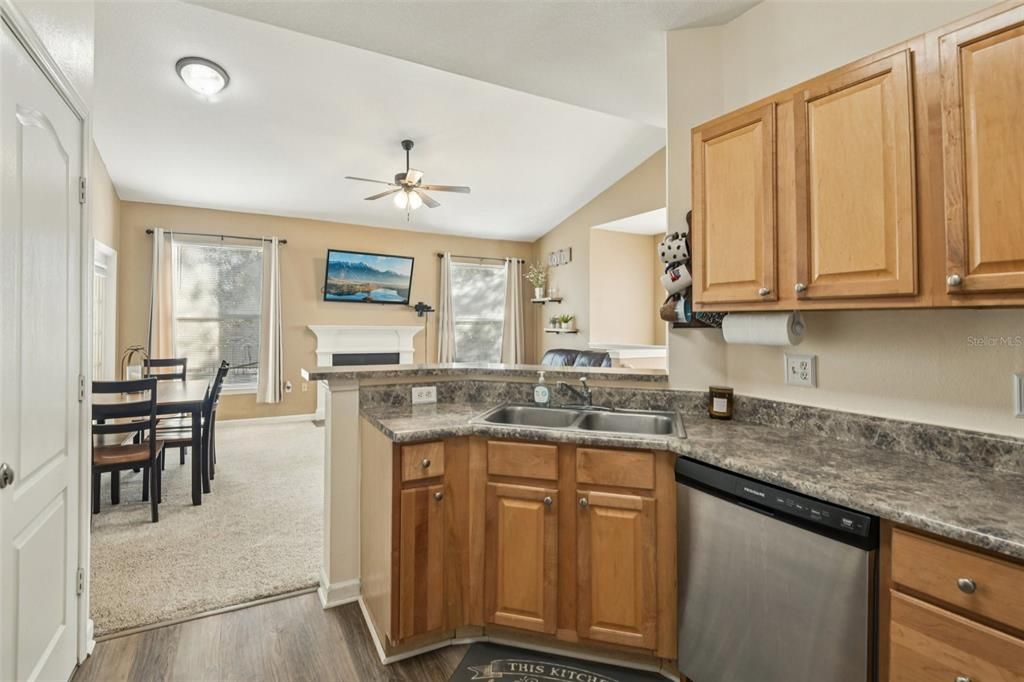 Active With Contract: $149,000 (2 beds, 2 baths, 1175 Square Feet)