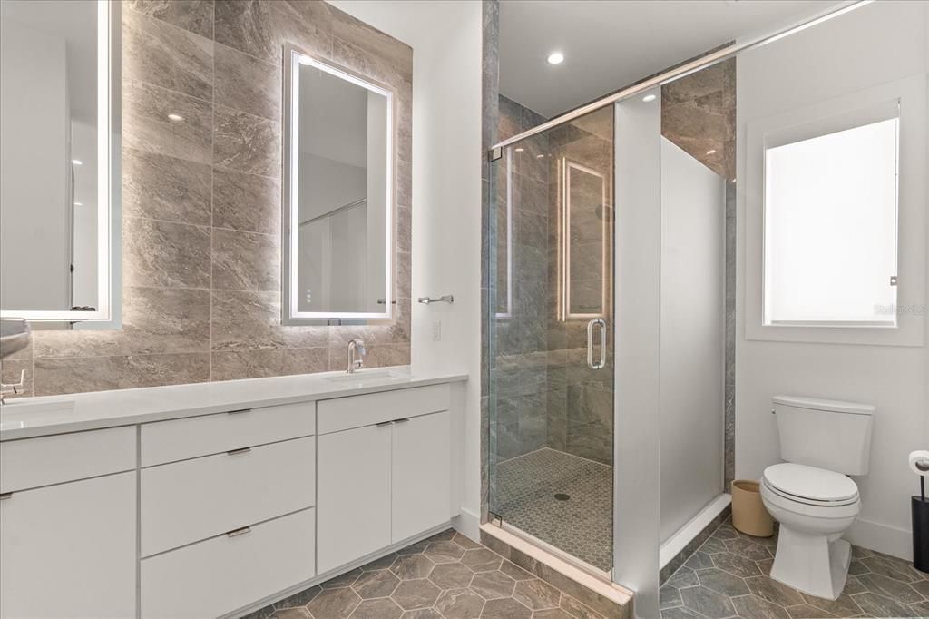 En Venta: $1,099,000 (3 camas, 3 baños, 2193 Pies cuadrados)