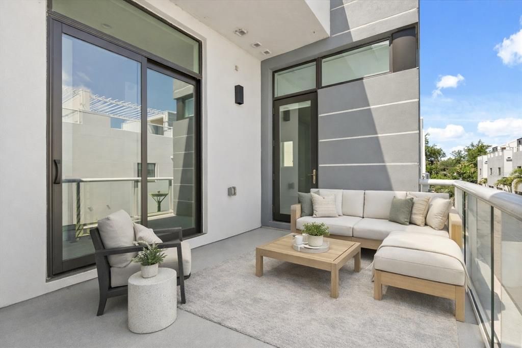 En Venta: $1,099,000 (3 camas, 3 baños, 2193 Pies cuadrados)
