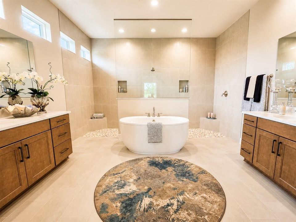 En Venta: $822,719 (3 camas, 3 baños, 2350 Pies cuadrados)