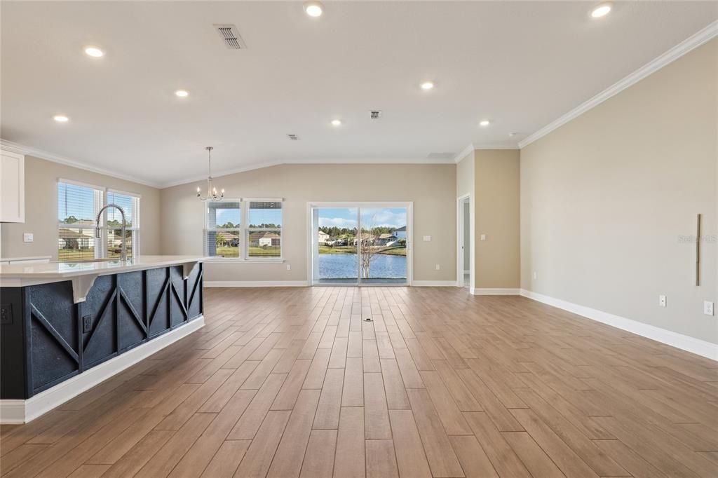 En Venta: $409,000 (4 camas, 2 baños, 1984 Pies cuadrados)