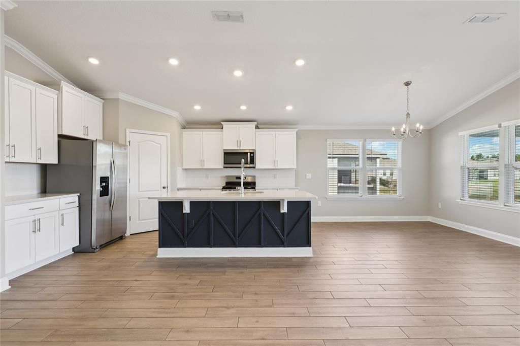 En Venta: $409,000 (4 camas, 2 baños, 1984 Pies cuadrados)