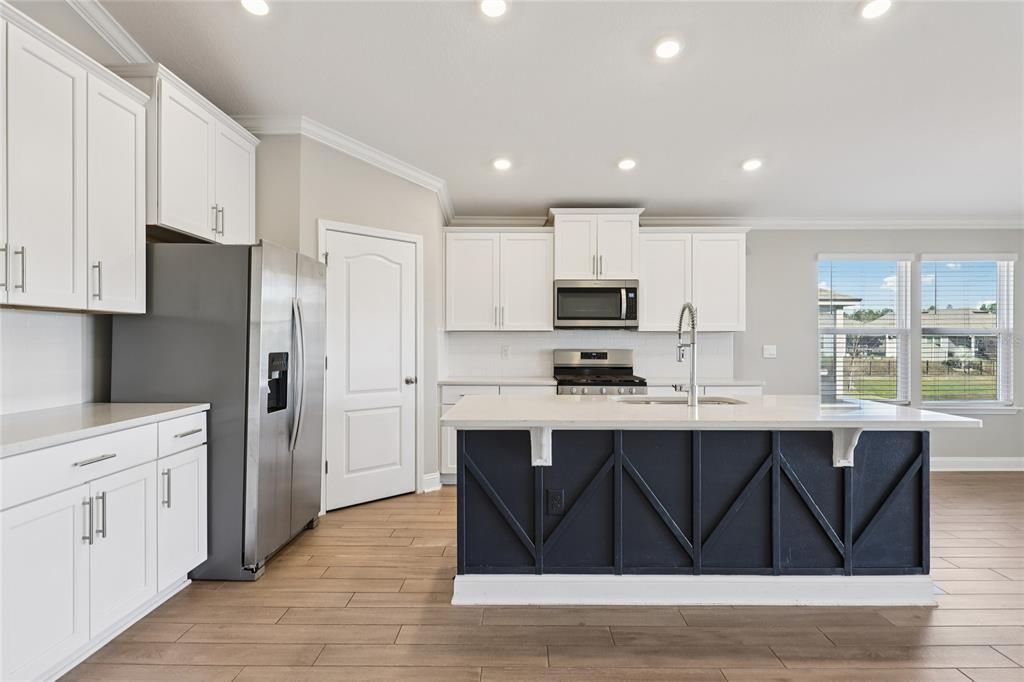 En Venta: $409,000 (4 camas, 2 baños, 1984 Pies cuadrados)